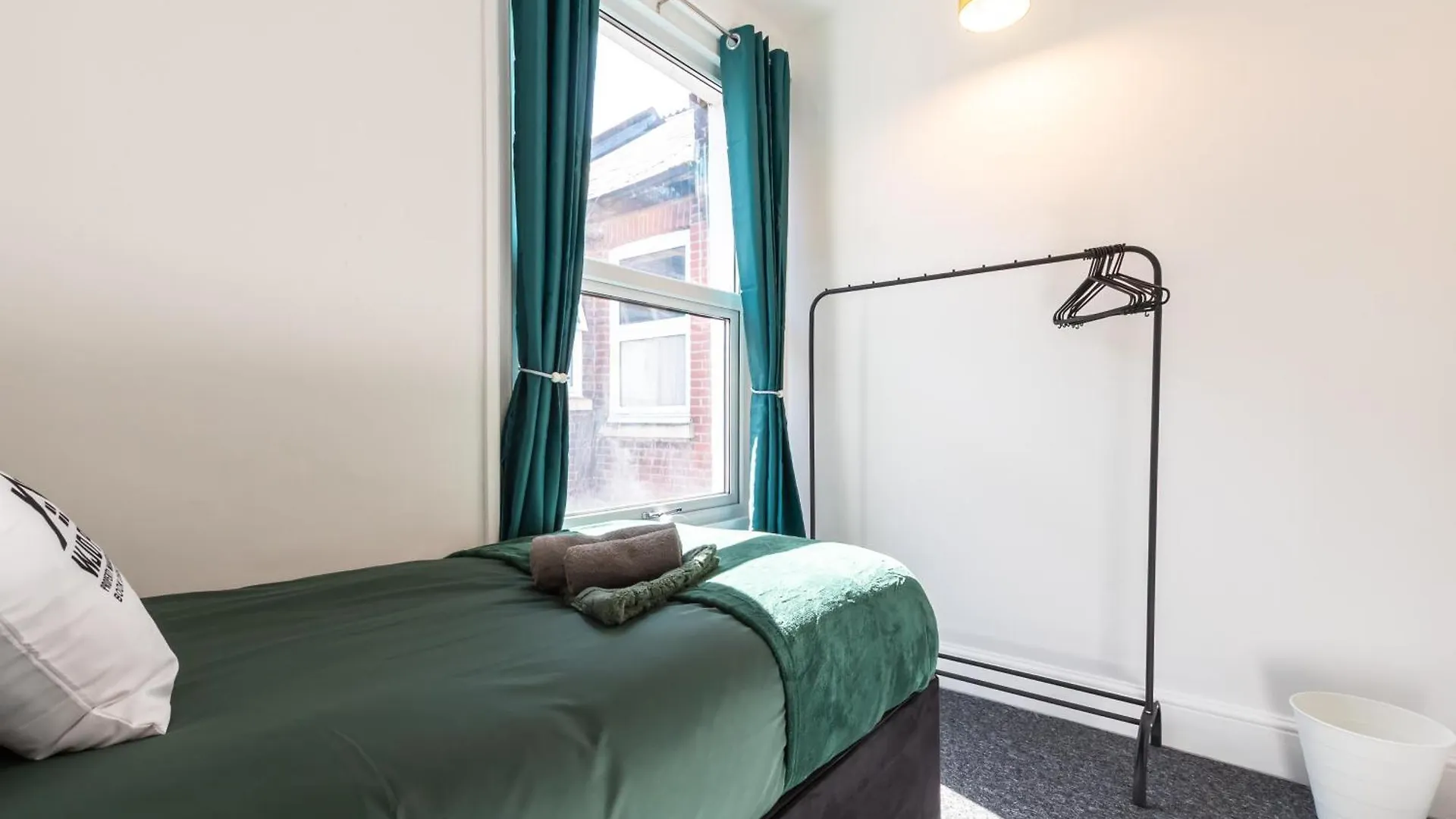 Holiday home Southampton Contractor Free Parking Town Centre Wifi 5 Bedrooms Sleeps 11
